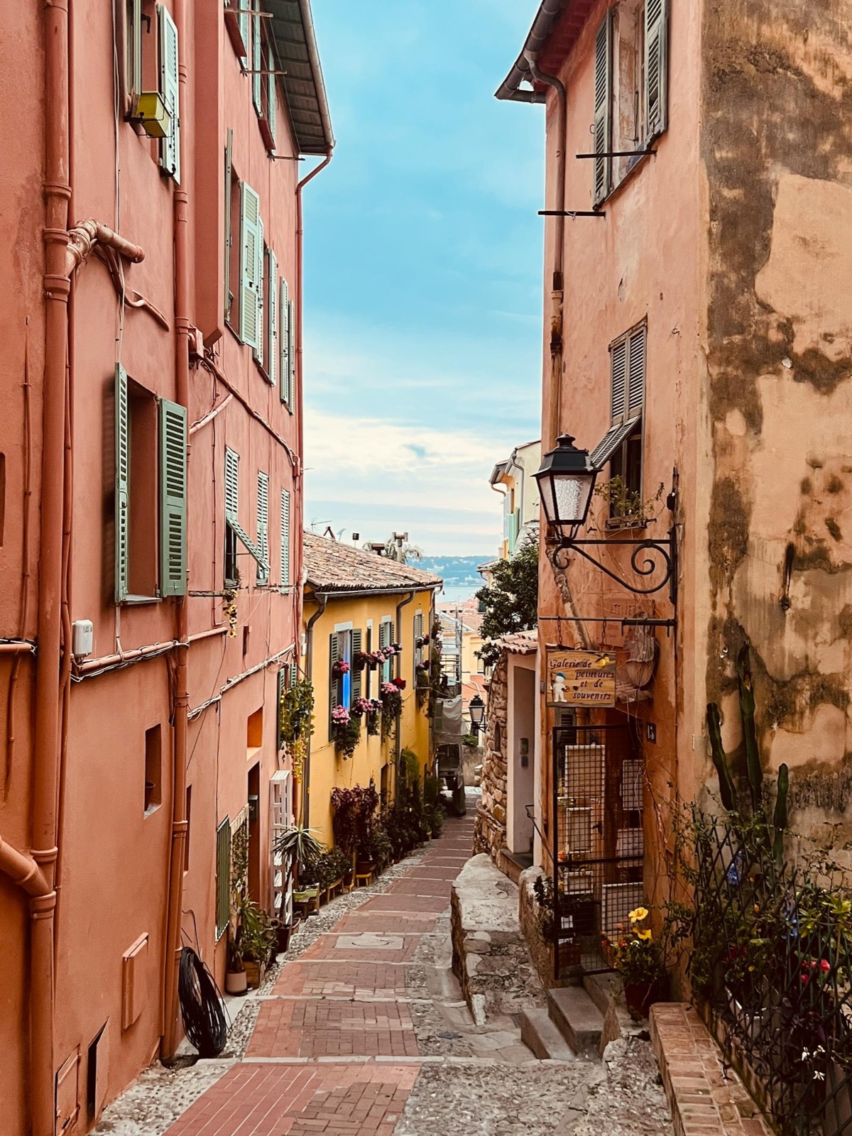 Ruelle de Menton descendant vers la mer