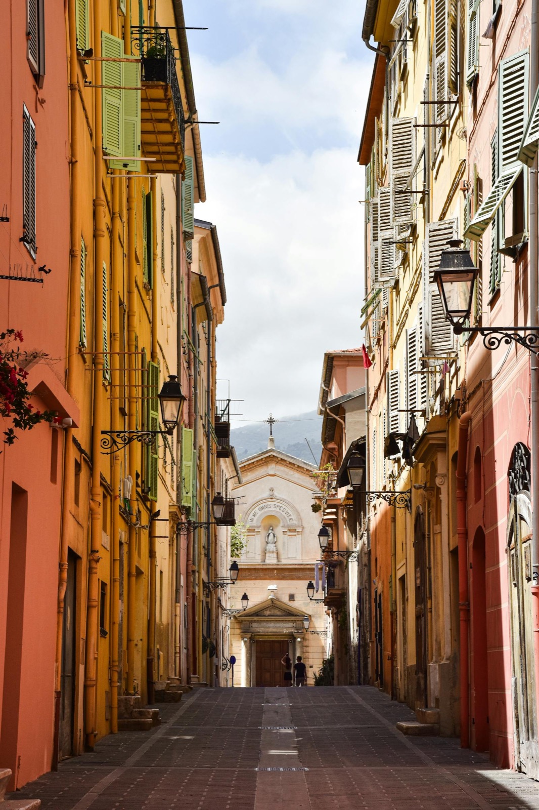 Ruelle colorée de la vieille ville de Menton