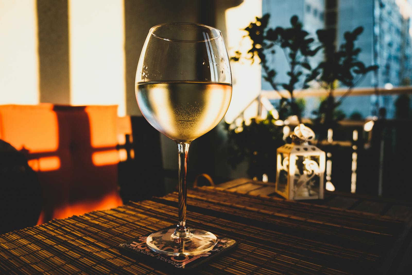 Verre de vin du Sud en lumière chaude