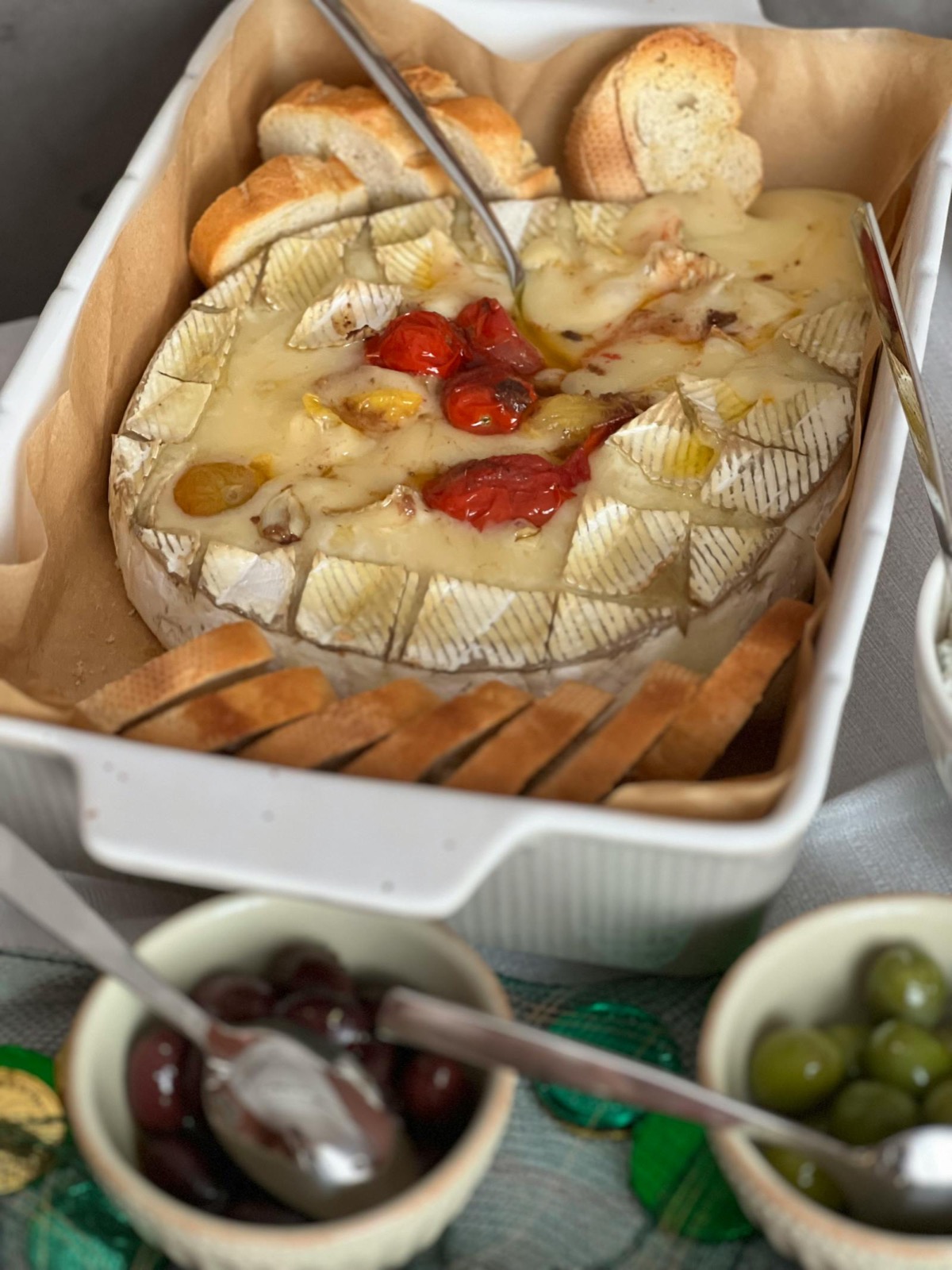 Camembert rôti au four, miel et noix